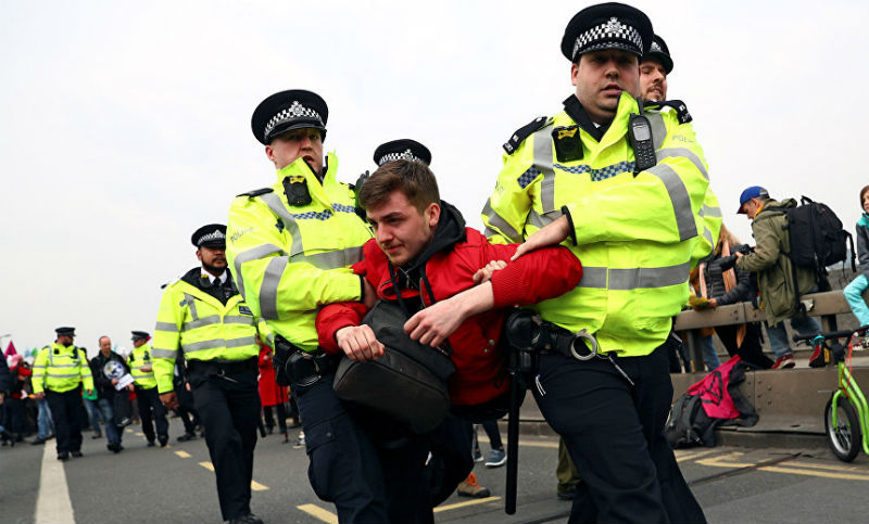 Detienen a más de 800 personas por protestas ecologistas en Londres