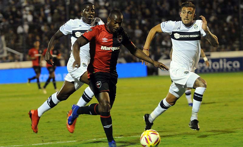Newell’s le ganó a Gimnasia en el último minuto del partido, con un penal de Maxi
