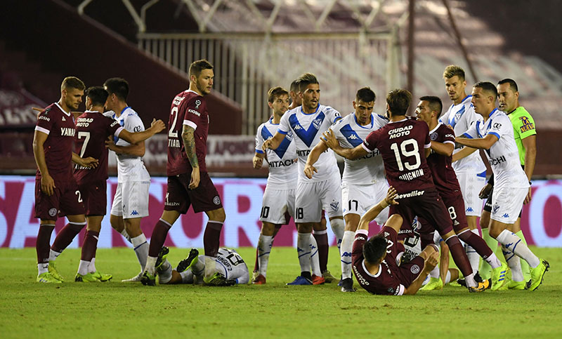 En un partido picante, Vélez sacó ventaja ante Lanús