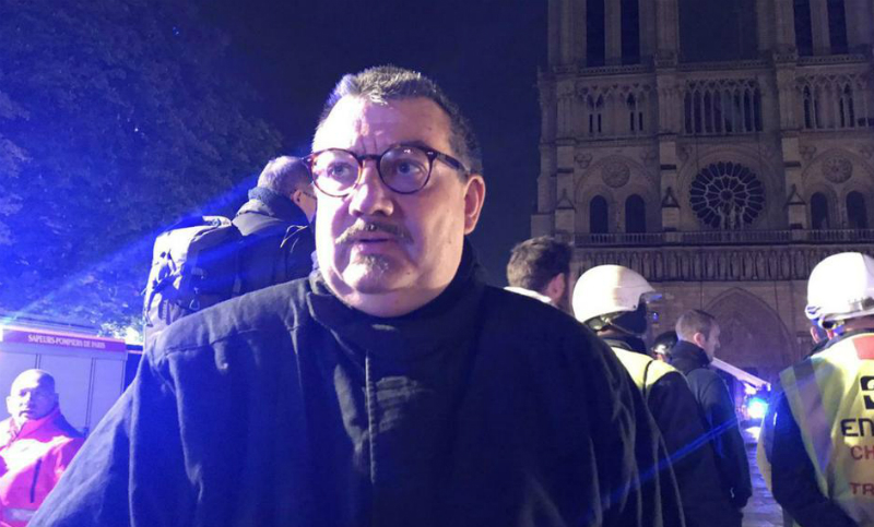 ¿Quién es el hombre que rescató las reliquias de Notre Dame?
