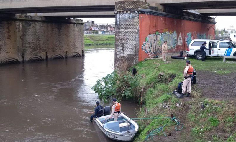 Un auto cayó en el Riachuelo y murió el niño que viajaba atrás