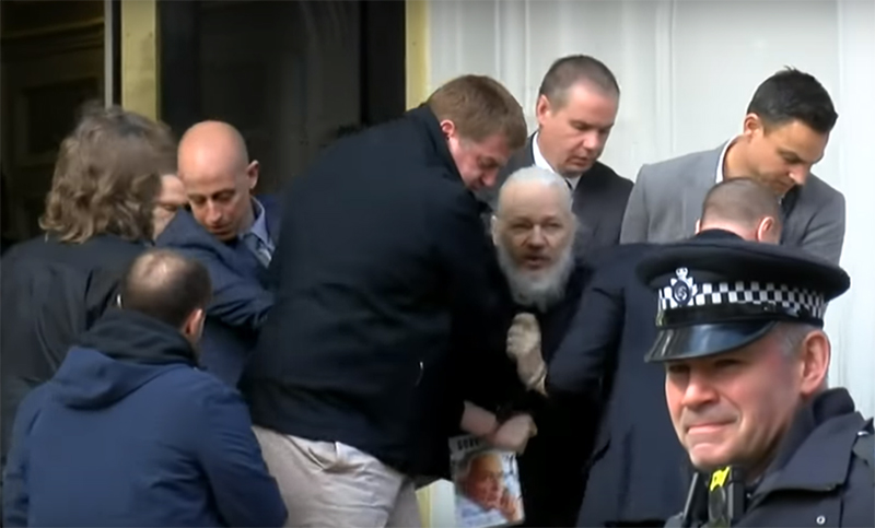 El padre de Julian Assange pide que extraditen a su hijo a Australia