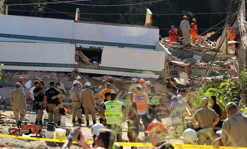 Al menos 2 muertos en derrumbe de edificios en favela de Rio de Janeiro