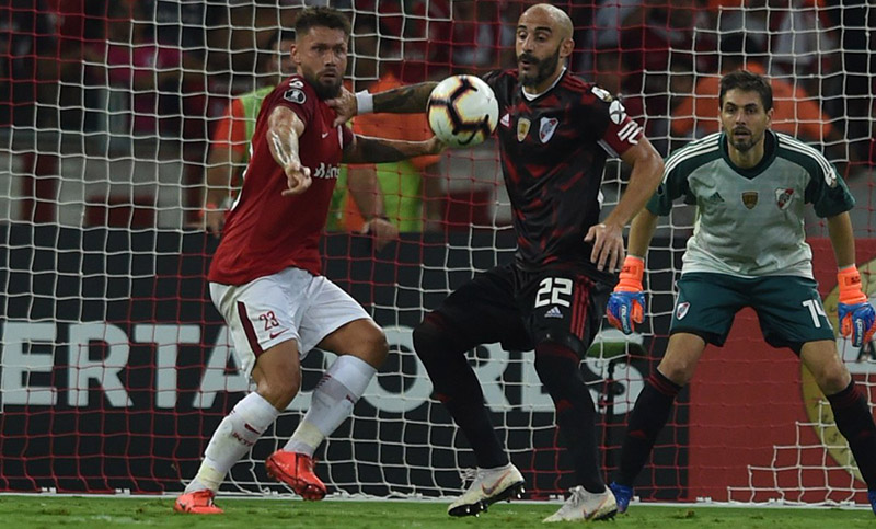 River reaccionó a tiempo y empató en Brasil