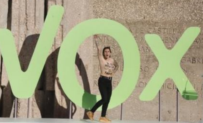 Activistas feministas irrumpieron con el torso desnudo en un acto de Vox