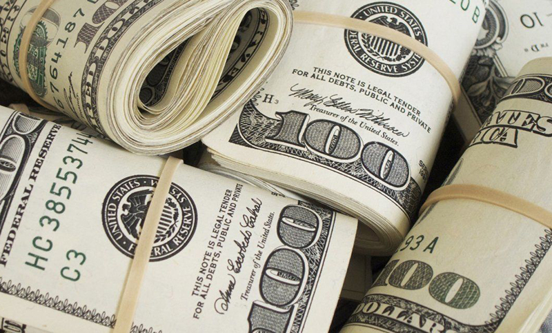 El dólar bajó por cuarto día seguido y cerró en $43,87