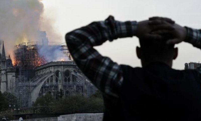 El incendio de Notre Dame deja a París con el corazón roto