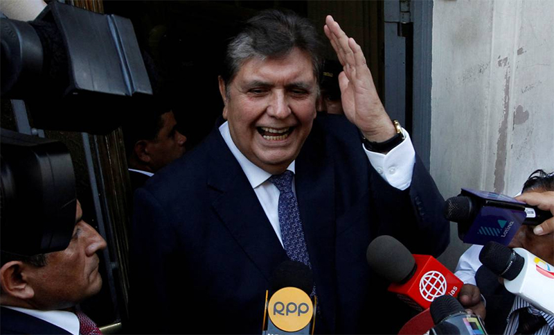 Murió el ex presidente peruano Alan García tras pegarse un tiro cuando iba a ser detenido