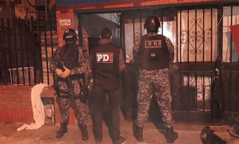 Tres detenidos y secuestro de armas en 6 allanamientos por robo y privación de la libertad
