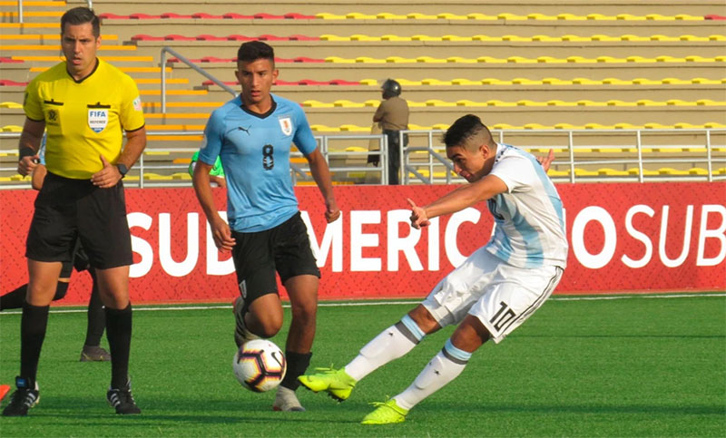 La selección argentina sub 17 enfrenta a Uruguay en el clásico rioplatense