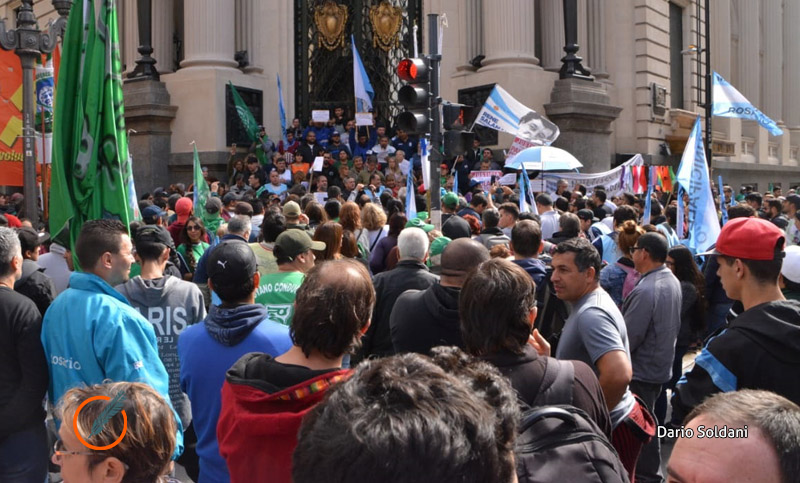 Unas 60.000 personas se movilizaron en Rosario y se congregaron frente a la Bolsa de Comercio