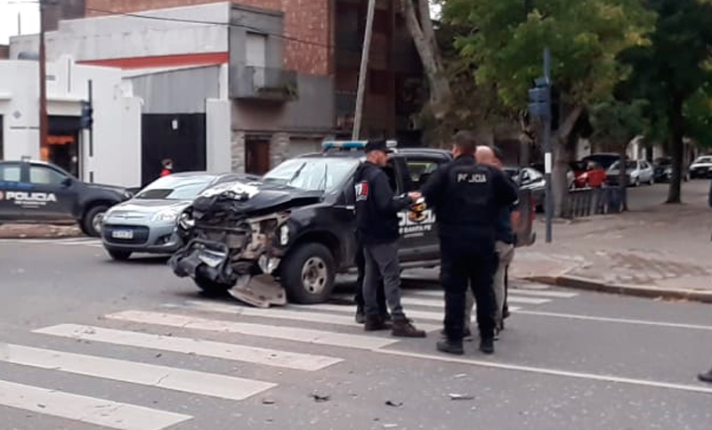 Violento choque entre una camioneta de la policía y una pick up