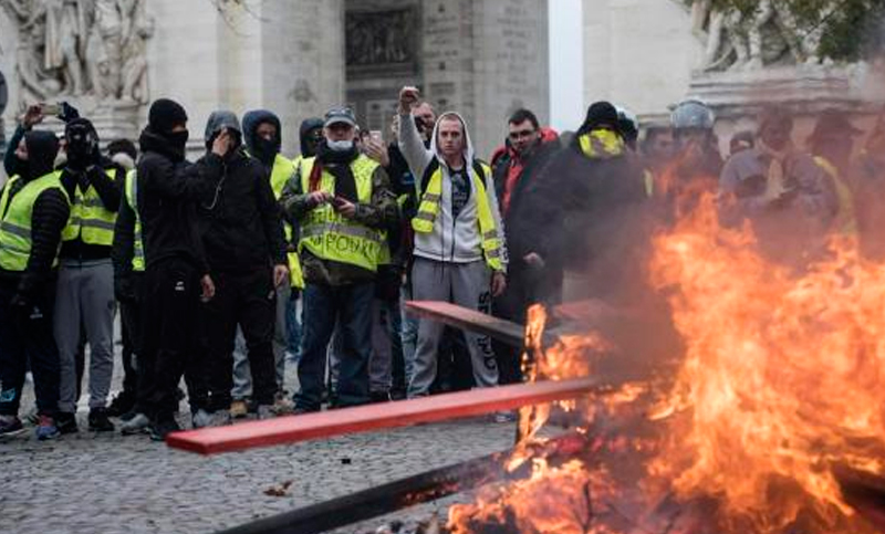 Francia: los chalecos amarillos volvieron a incendiar la capital y hubo más de 100 detenidos