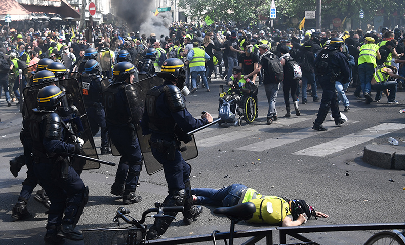 Más de 120 chalecos amarillos fueron detenidos en una nueva protesta en París