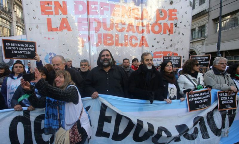 Gremios docentes acusan al gobierno bonaerense por descuentos indebidos