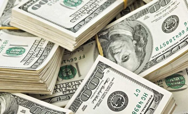 El dólar comenzó la semana con un fuerte salto y cotizó a $43,69