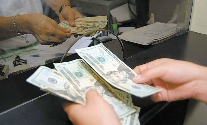 El dólar subió 55 centavos en un día y rasguña los 45 pesos
