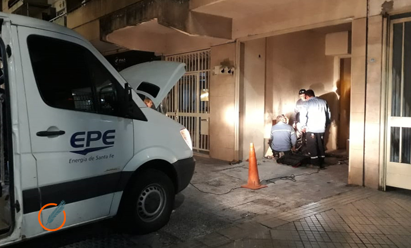 Fuerte explosión en la entrada de un edificio en Pellegrini