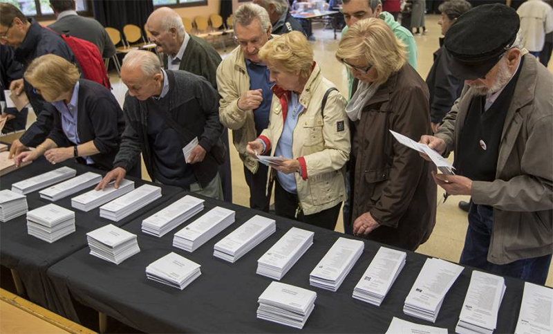 España decide en las urnas entre el progresismo y un gobierno inédito con la ultraderecha