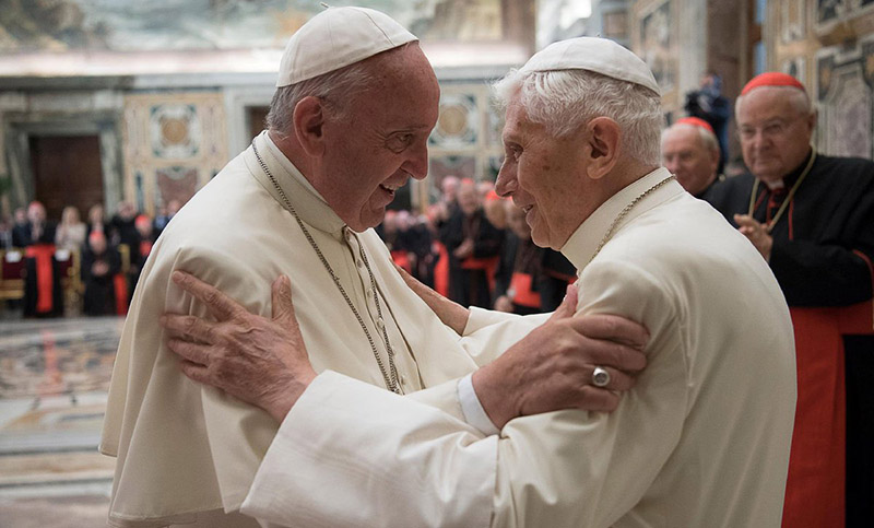 Francisco y la sombra de Ratzinger; la coexistencia que pesa sobre el Vaticano