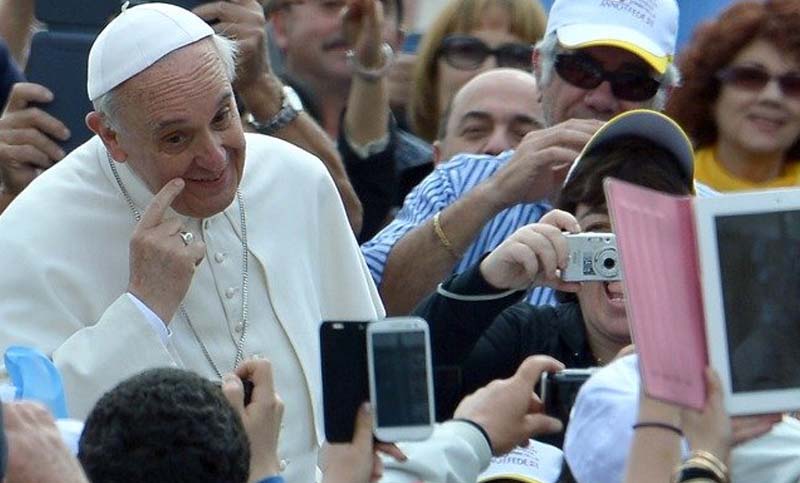 El papa pide a los jóvenes liberarse de «la dependencia» de los celulares