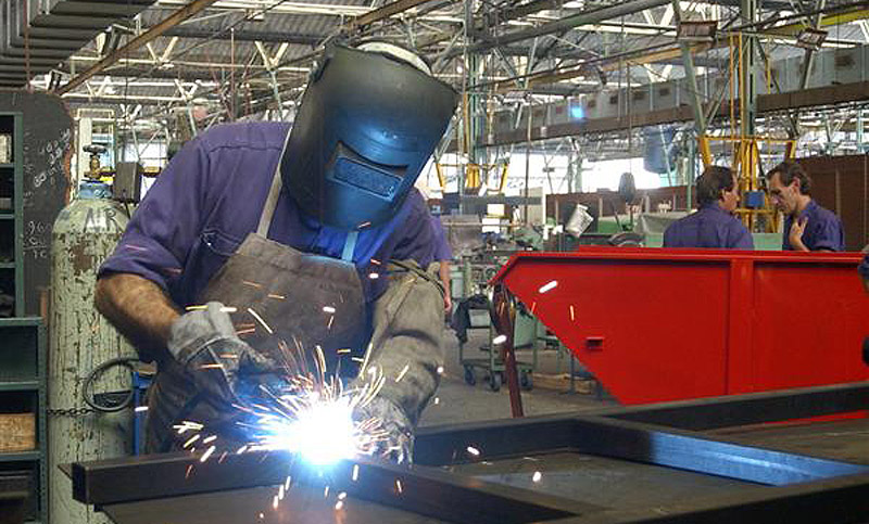 Cayó la producción industrial un 8,5 % y la construcción se contrajo un 5,3 %