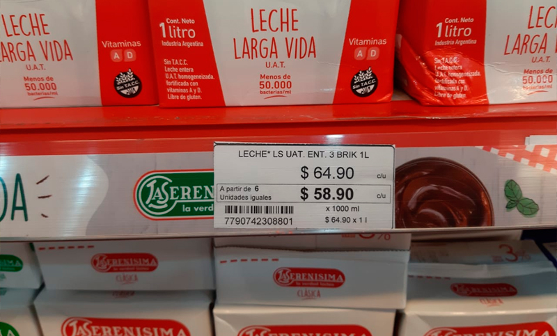 El litro de leche superó los $58 y en góndola hay pocas opciones