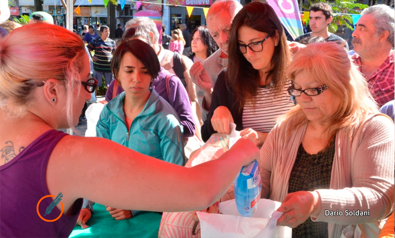 Ciudad Futura y Cotar, intimados por la venta de leche en Plaza Sarmiento