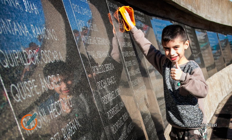 El Concejo nombró Ciudadano Distinguido al niño que limpia las placas de los héroes de Malvinas