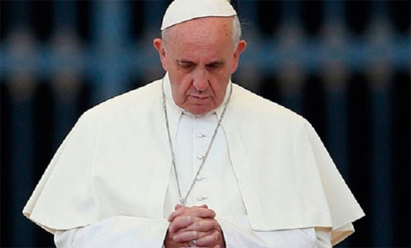 Francisco «reza por la población parisina» tras el incendio en Notre Dame