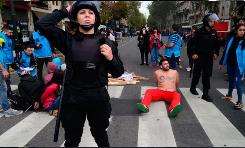 Veinte detenidos en incidentes en Plaza de Mayo