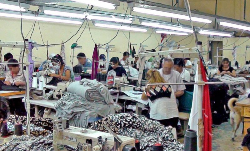 Rescatan a 18 trabajadores de dos talleres de costura clandestinos en La Matanza