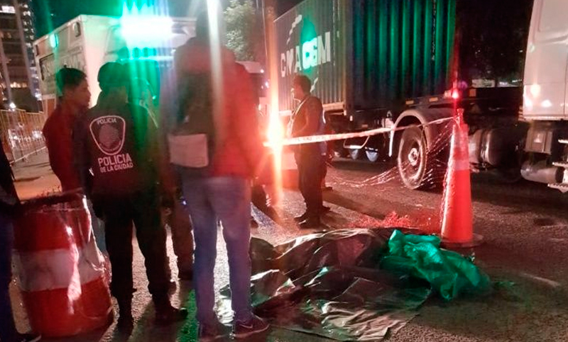 Un joven trabajador de Rappi murió atropellado por un camión