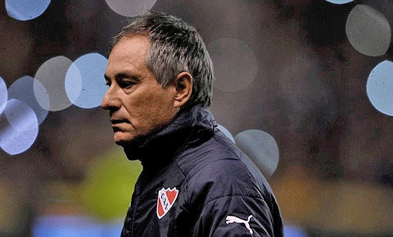 Independiente echó a Ariel Holan y Beccacece está a un paso de reemplazarlo