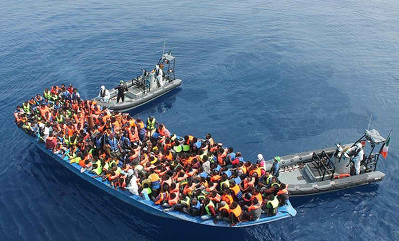 Denuncian inacción de Italia frente a una barca con migrantes