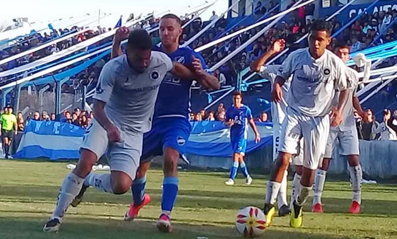 Argentino no tuvo efectividad, empató sin goles y la serie está abierta