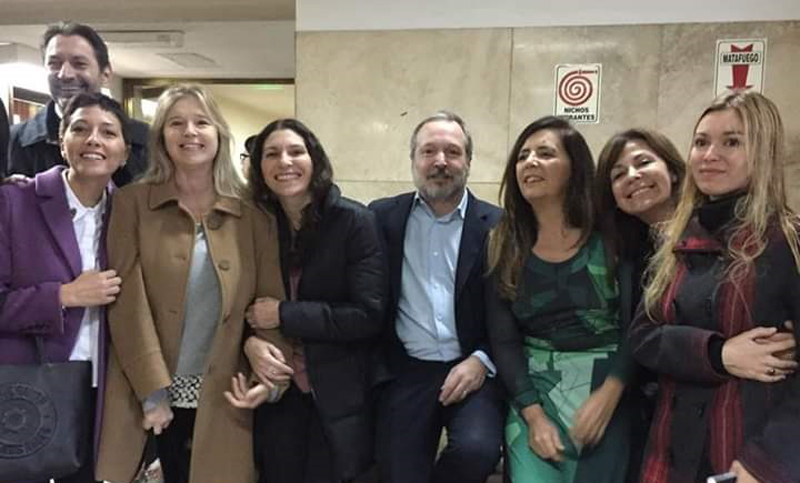Legisladores y ex funcionarios fueron a Comodoro Py para apoyar a Cristina