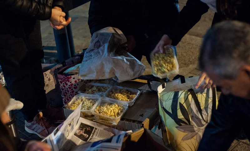 Se duplicó la cantidad de personas que reciben bandejas de comida solidarias 