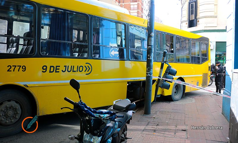 Un colectivo chocó contra un semáforo en pleno centro