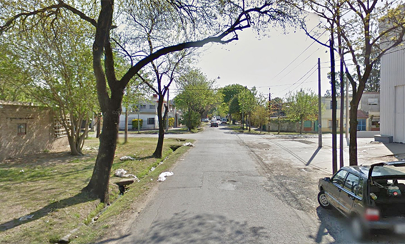 Se dirigía en moto, lo atropelló un auto y al caer sus ocupantes lo acribillaron