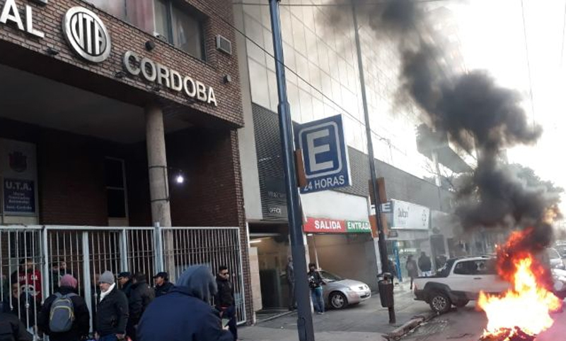 Choferes tomaron la sede de UTA Córdoba por «complicidad» del gremio en despidos