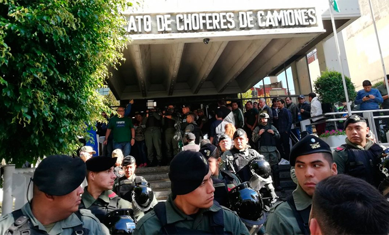 Gendamería allanó la sede porteña del sindicato de Camioneros