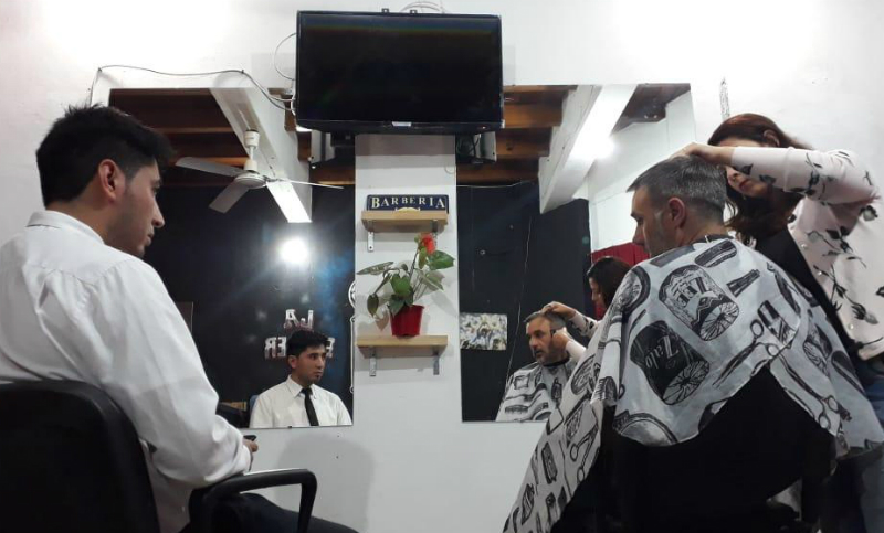 Una peluquería donde clientes entrevistan a los candidatos