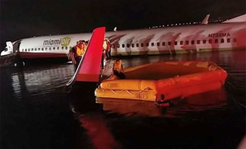 Un Boeing 737 se despistó y terminó en un río de Estados Unidos