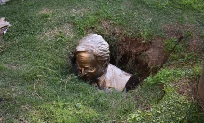Vandalizaron y enterraron un busto de Néstor Kirchner