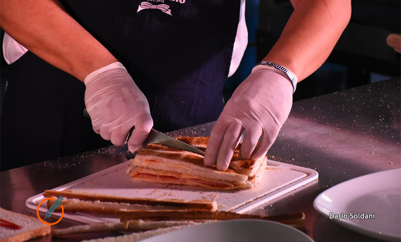 Cocineros rosarinos concursaron para elegir el «Carlito» más rico de la ciudad