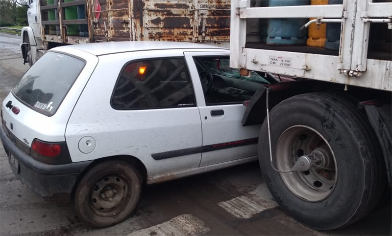 Un auto se incrustó debajo de un camión cerca de Roldán