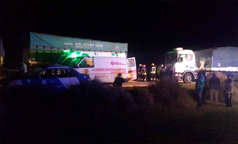 Un chofer herido tras el choque de dos camiones