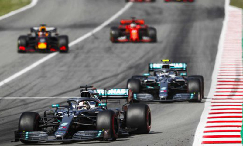 Hamilton se quedó con el Gran Premio de España y recuperó la punta
