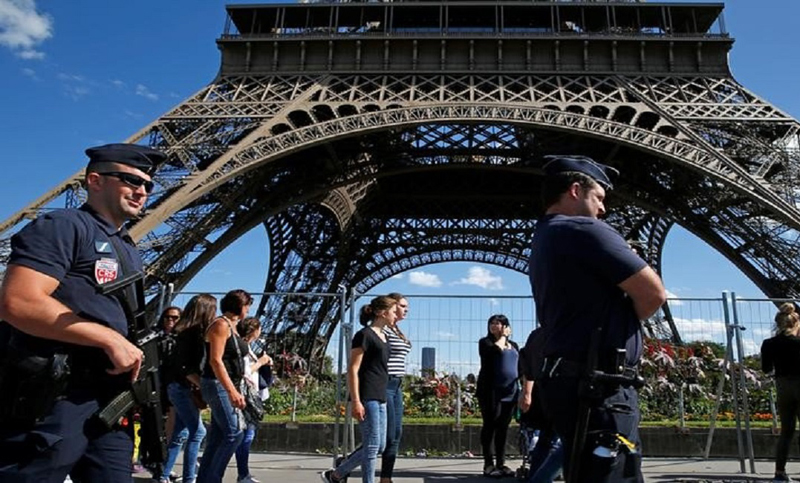 Evacuan la torre Eiffel por la presencia de un hombre escalando su estructura